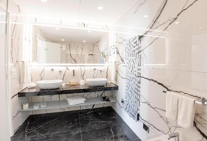 جناح جونيور مطلّ علي البحر, Grand Hotel Costa Brada