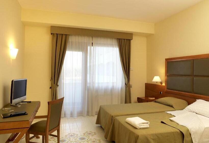 غرفة كومفورت إطلالة جانبية على البحر, Grand Hotel Don Juan