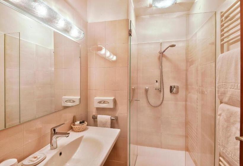 スタンダードルーム, Juliane