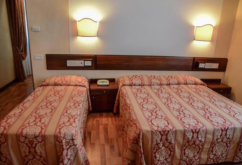 חדר סטנדרט לשלושה, Le Boulevard