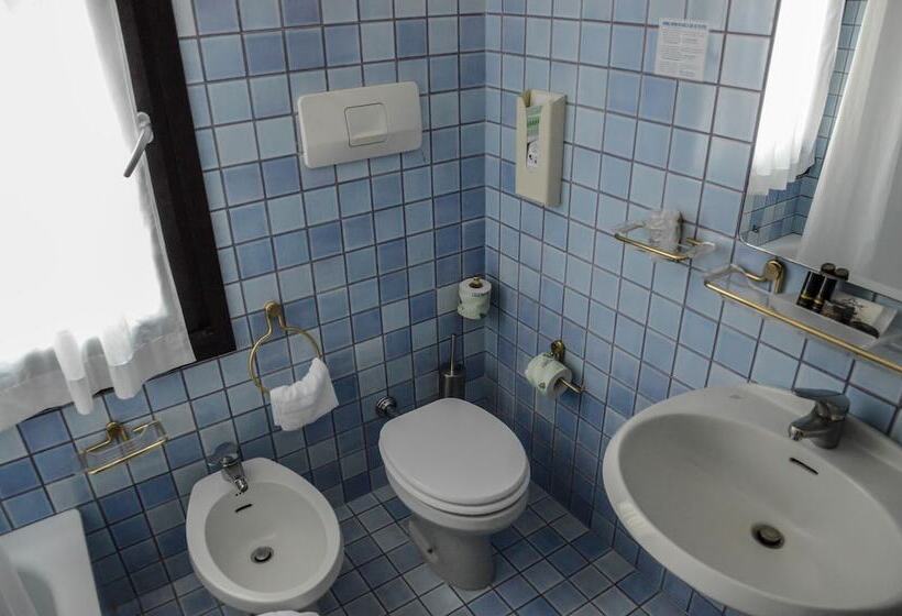 חדר סטנדרט לשלושה, Le Boulevard