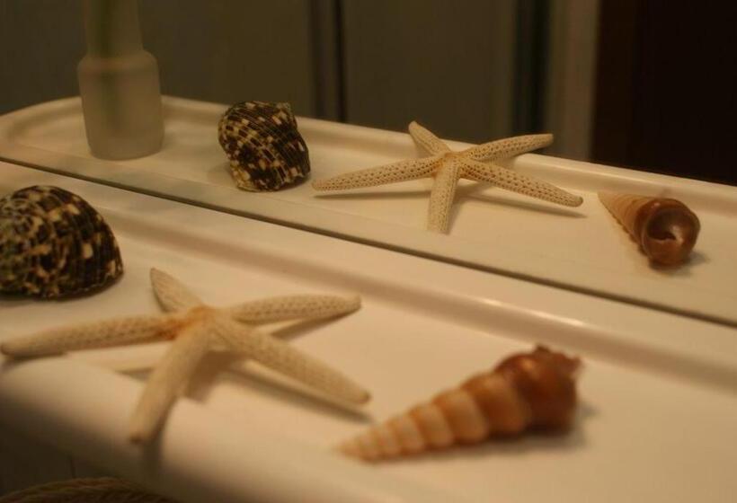 带阳台的三人标准间, Michela