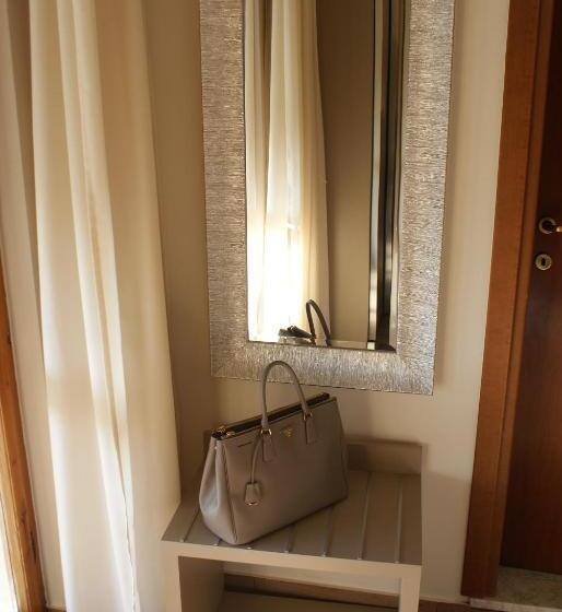 带阳台的三人标准间, Michela