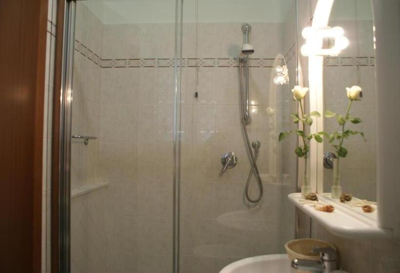 带阳台的三人标准间, Michela