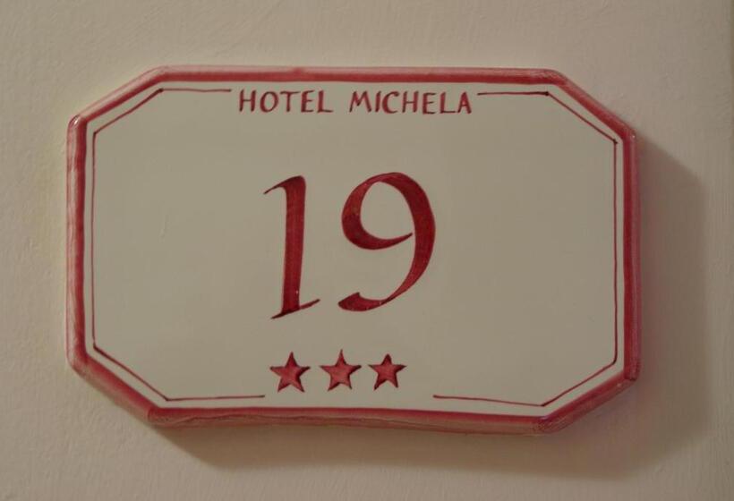 带阳台的三人标准间, Michela