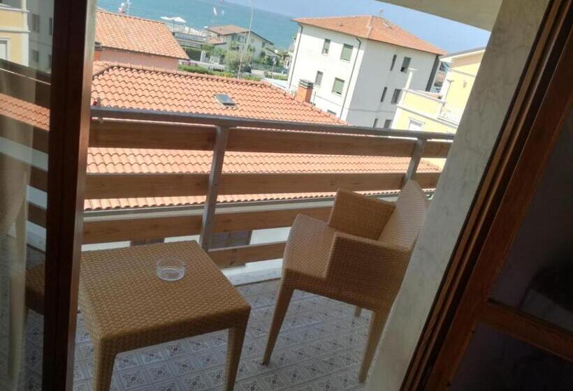 带阳台标准四人间, Michela