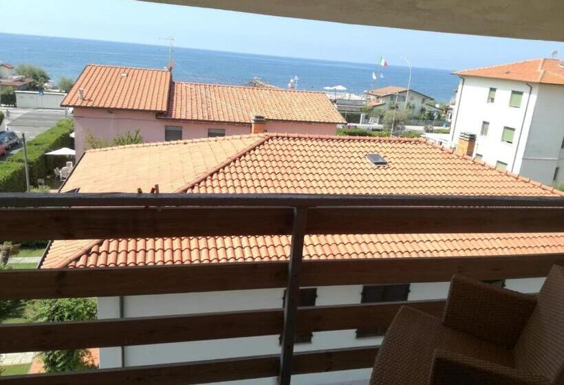 带阳台标准四人间, Michela