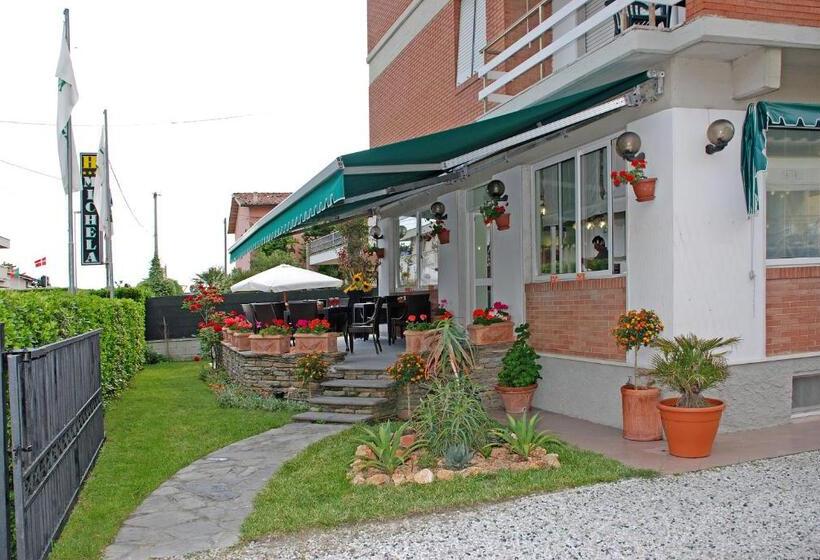 标准三人间, Michela