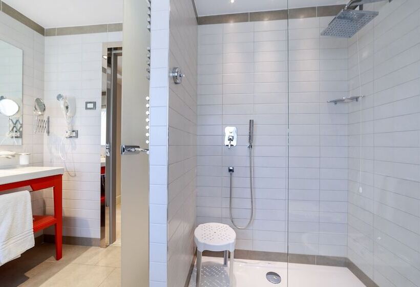 スーペリアの４人部屋, Mirasole International