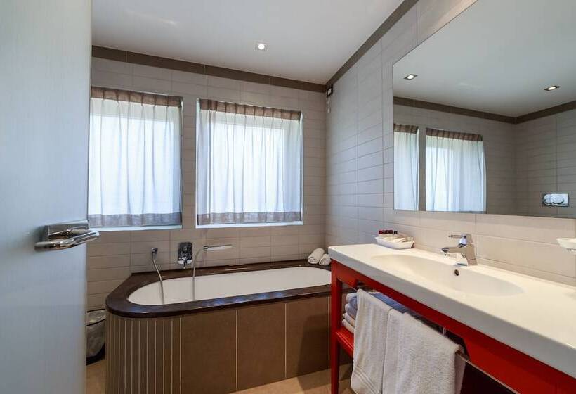 スーペリアの４人部屋, Mirasole International