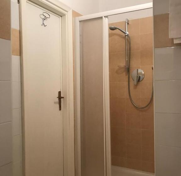 חדר סטנדרט לשלושה, Robinia