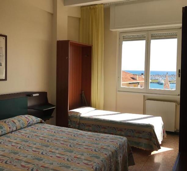 חדר סטנדרט לשלושה, Robinia