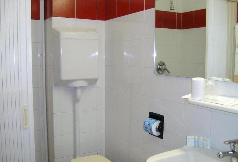 חדר סטנדרט לשלושה, Robinia