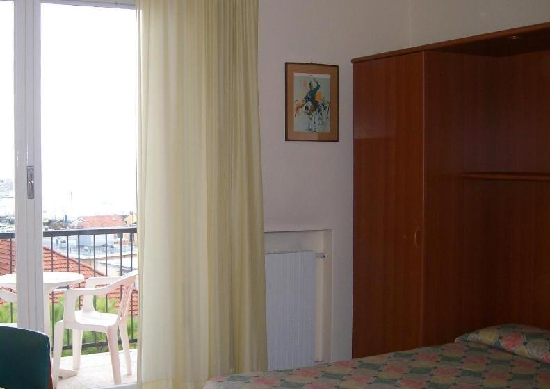 חדר סטנדרט לשלושה, Robinia