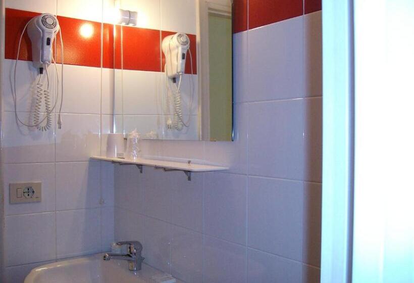 חדר סטנדרט לשלושה, Robinia