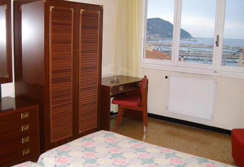 חדר סטנדרט לשלושה, Robinia