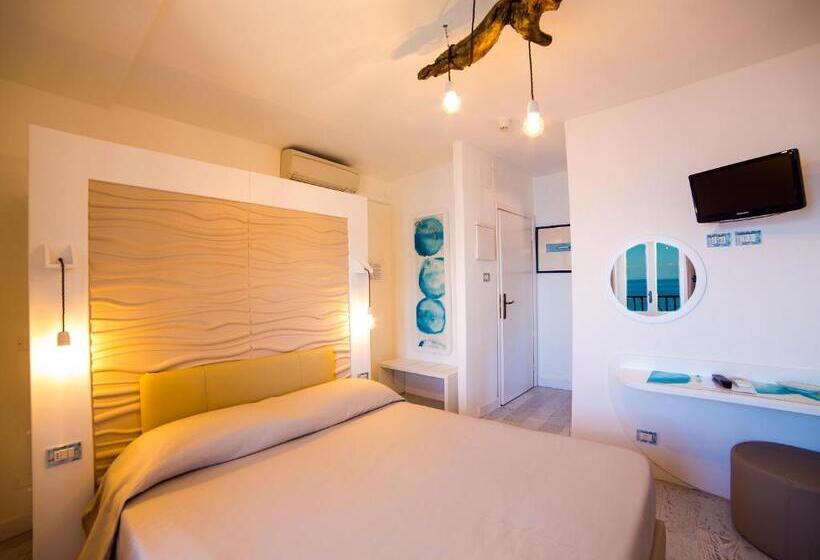 חדר משפחתי נוף לים, Saraceno