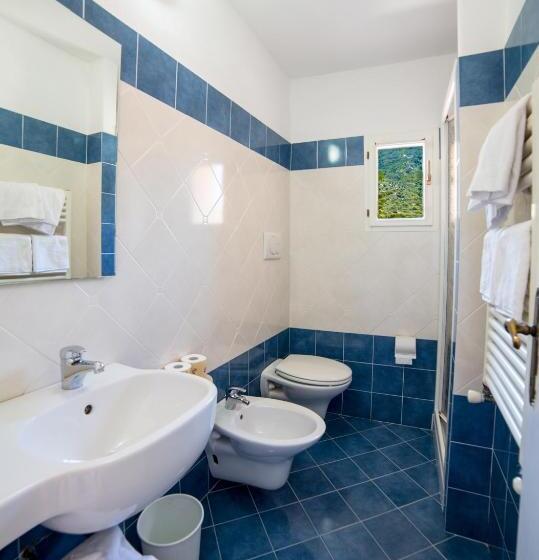 غرفة قياسية فردية مطلة علي البحر, Saraceno