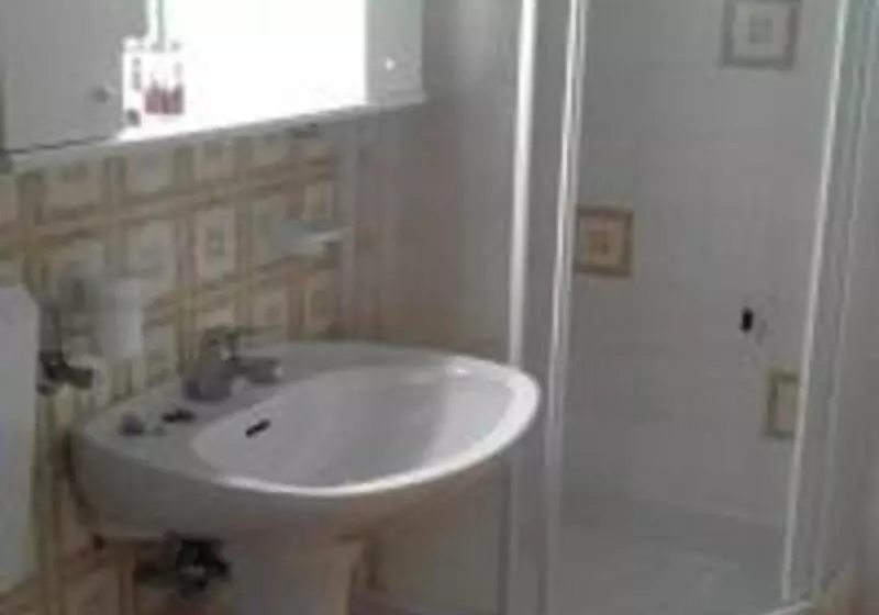 Standard Kolmen Hengen Huone, Topazio
