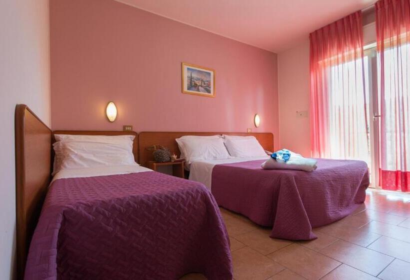 Трехместный Номер Стандарт с Балконом, Torricella