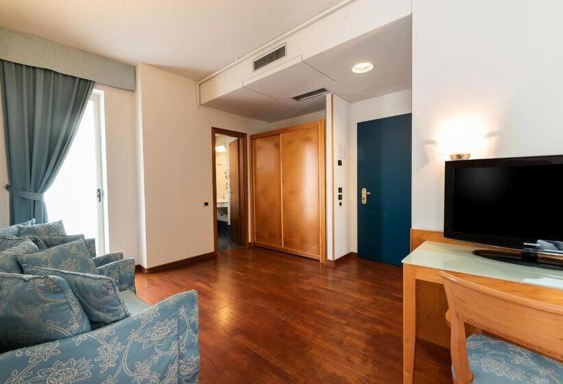 جناح جونيور مطلّ علي البحر, Baia Flaminia