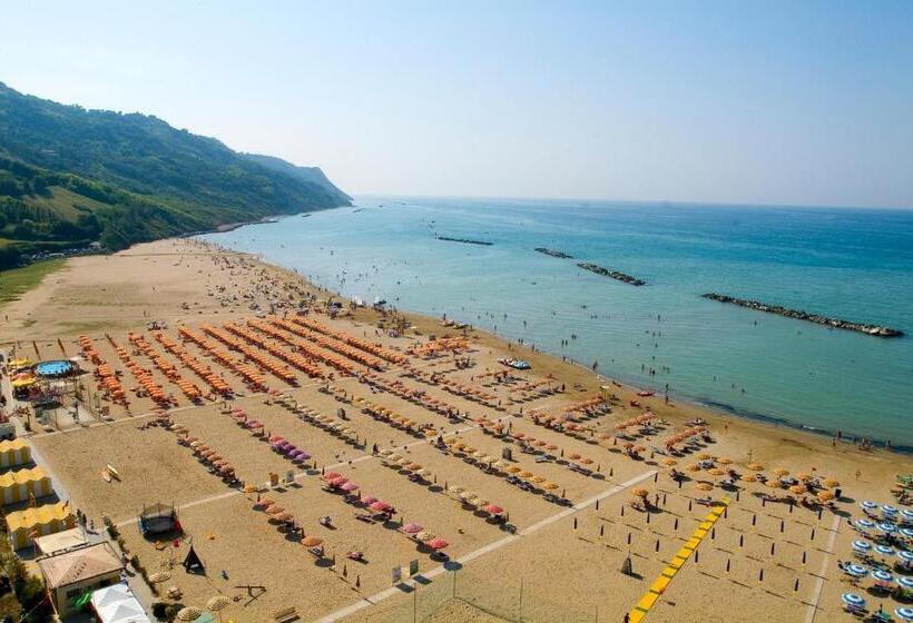 جناح جونيور مطلّ علي البحر, Baia Flaminia