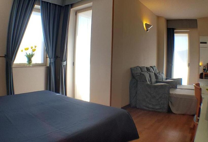 غرفة قياسية رباعية مزودة بشُرفة, Baia Flaminia