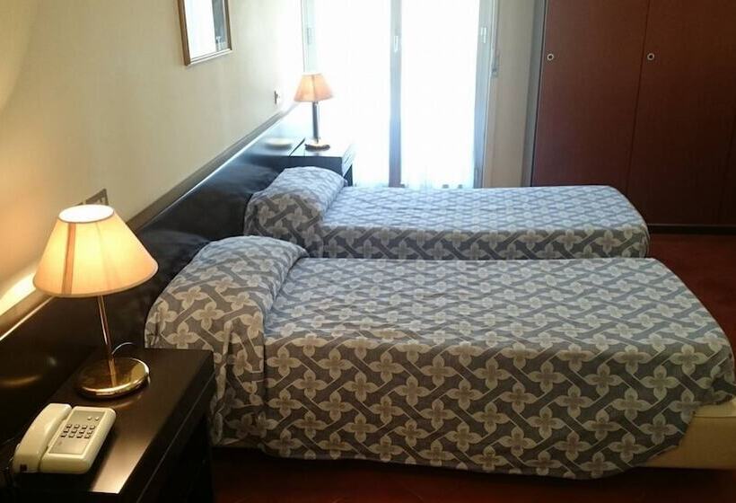 标准三人间, Europa