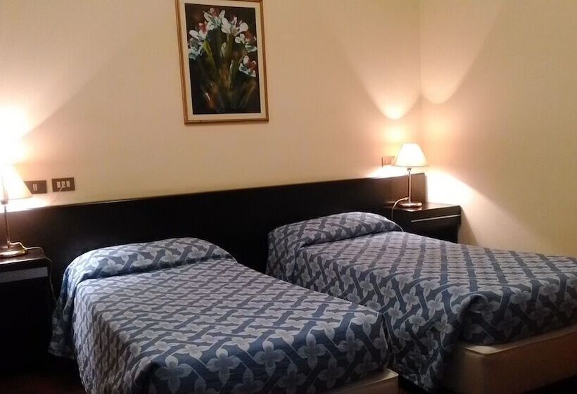 标准三人间, Europa