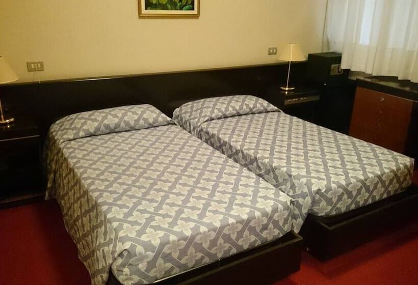 标准三人间, Europa