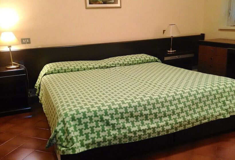 标准三人间, Europa