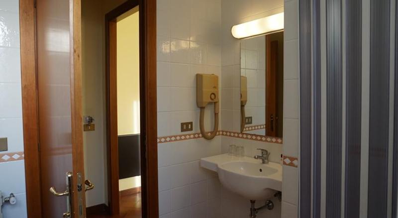 标准三人间, Europa