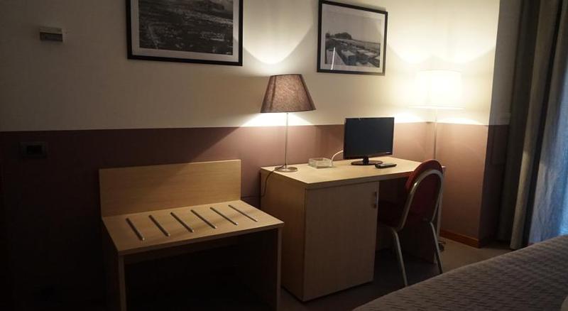 标准三人间, Europa