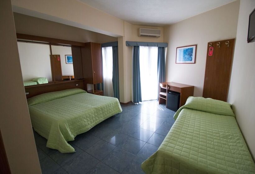 חדר סטנדרט לשלושה, Gabbiano