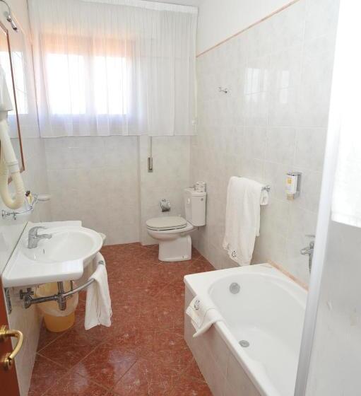 חדר סטנדרט לשלושה, Hermitage