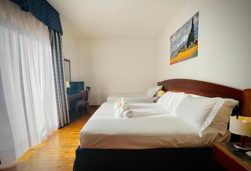 חדר סטנדרט לשלושה, Hermitage