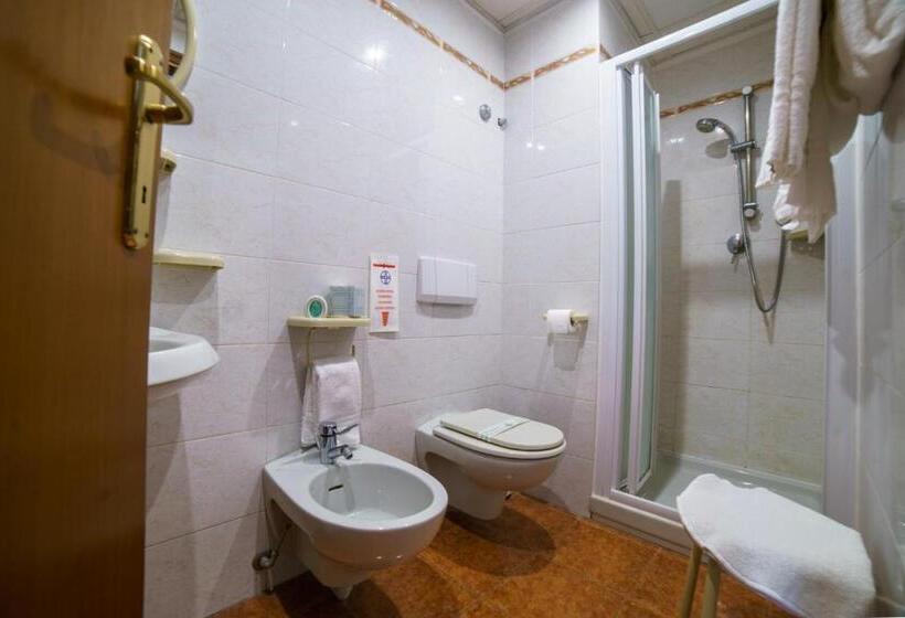 Deluxe room with river view, Lago Bin