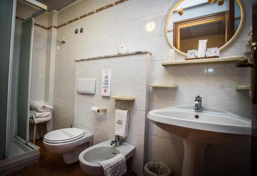 Deluxe room with river view, Lago Bin