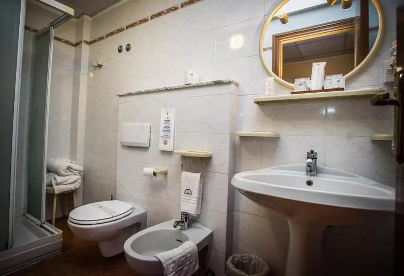Deluxe room with river view, Lago Bin