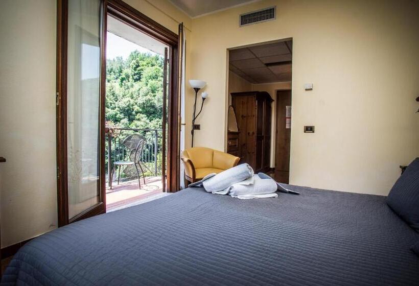Deluxe room with river view, Lago Bin
