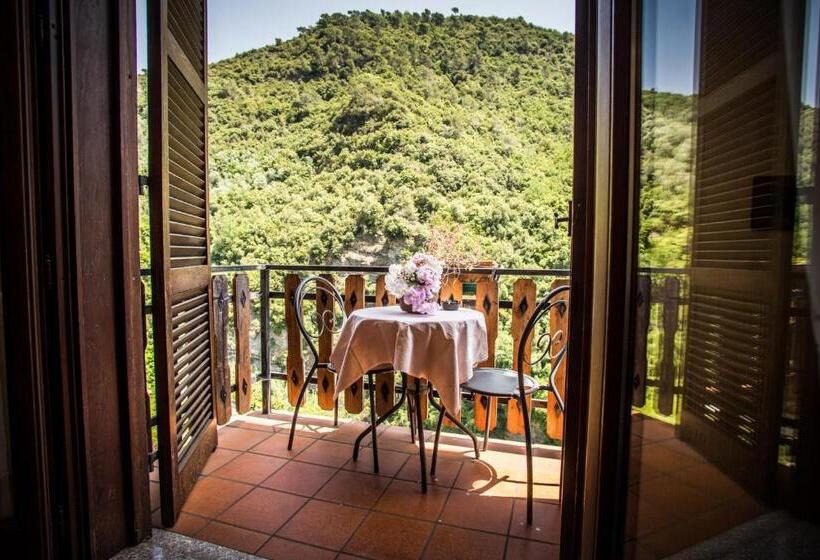 Deluxe room with river view, Lago Bin