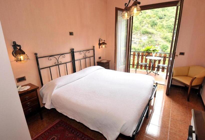 Deluxe room with river view, Lago Bin