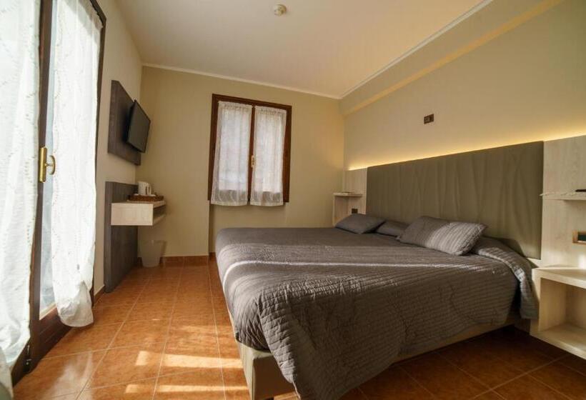 Deluxe room with river view, Lago Bin