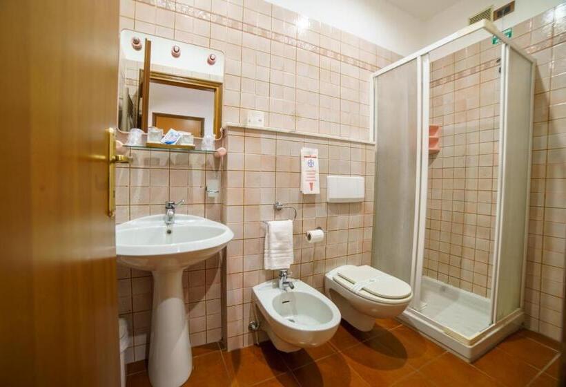 高级三人间, Lago Bin