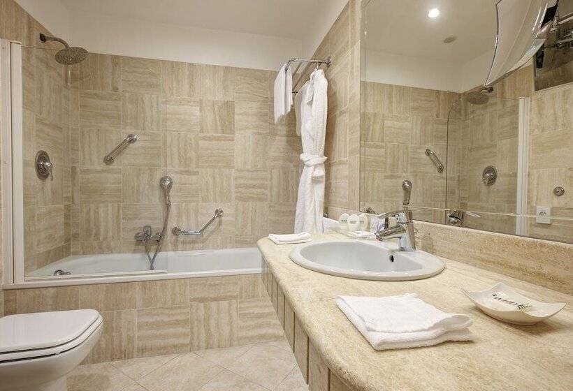 חדר אקזקיוטיב, Nazionale