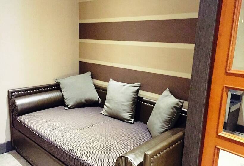 חדר קלאסי לשלושה, Savoy