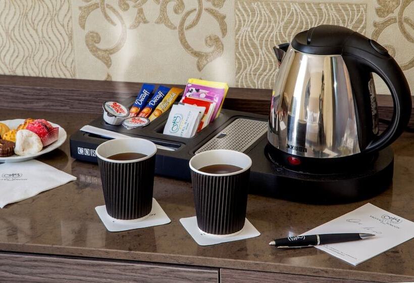 חדר קלאסי לשלושה, Savoy