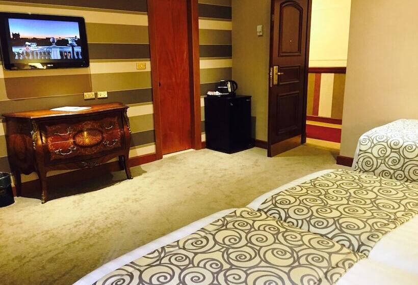 חדר קלאסי לשלושה, Savoy