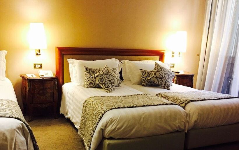 חדר קלאסי לשלושה, Savoy