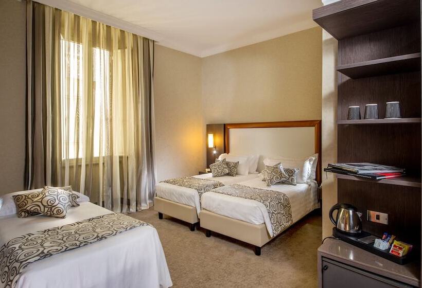 חדר קלאסי לשלושה, Savoy